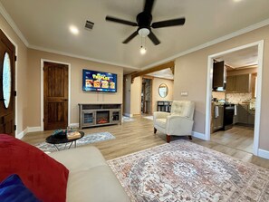 智能電視、壁爐、書籍