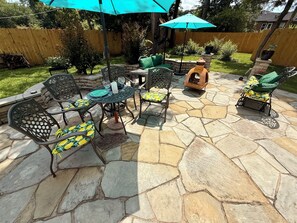 Outdoor dining - Midtown Cottage, unique stone patio, family-dog friendly newly remodeled. (Tulsa)