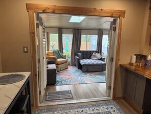 Smart-TV, peis og bøker