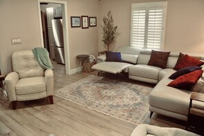 Smart TV, fireplace, books - Midtown Cottage, unique stone patio, family-dog friendly newly remodeled. (Tulsa)