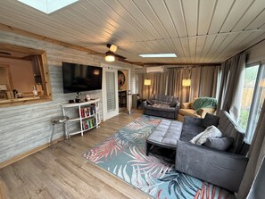 Smart-TV, peis og bøker