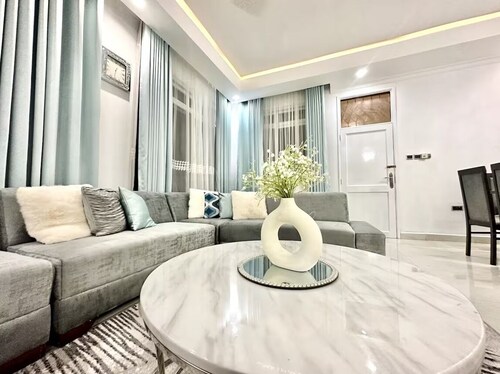Safe & Stylish Family Apartment w/ Wi-Fi - Near Beach, Airport & Restaurants