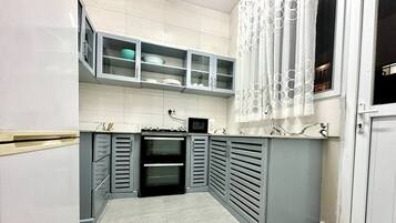 Køleskab, mikrobølgeovn, ovn, kogeplade