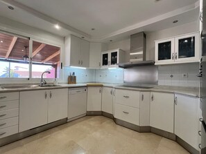 Micro-ondes, four, plaque de cuisson, lave-vaisselle