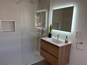 Dutxa, assecador de cabells, bidet i tovalloles 