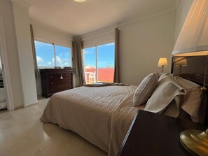 4 sovrum, skrivbord, strykjärn/strykbräda och wi-fi