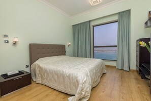 2 soverom, strykejern/-brett og sengetøy