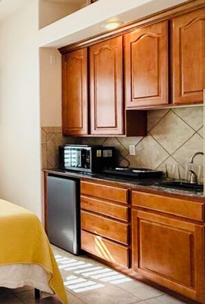 ثلاجة، ميكروويف، موقد طهي مسطح، ماكينة لصنع القهوة/الشاي