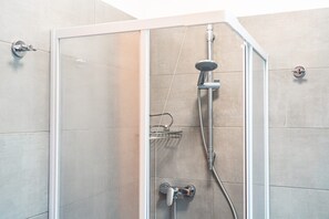 Apartment, 2 Schlafzimmer, Balkon | Badezimmer