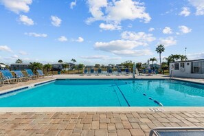 Een verwarmd zwembad