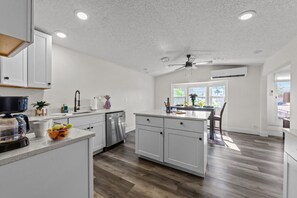 Kjøleskap, mikrobølgeovn, ovn og kokeplater