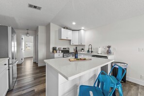 冷蔵庫、電子レンジ、オーブン、コンロ