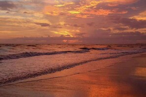 A beach with waves and a sunset. - Sunshine-Heated Pool-Ft Myers Beach-Pickleball! (Fort Myers Beach)