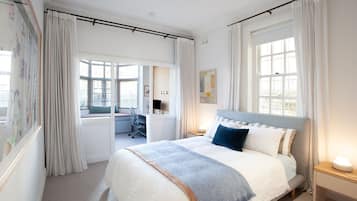 2 habitaciones, escritorio y tabla de planchar con plancha