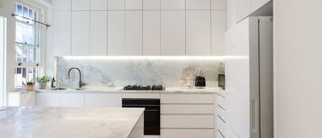 Kühlschrank, Mikrowelle, Ofen, Herdplatte