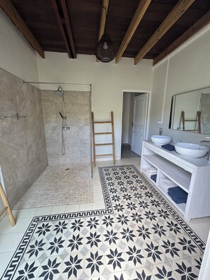 Toallas y papel higiénico