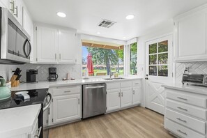 Fridge, microwave, oven, stovetop - The Palmer! Monterey Country Club, Hole 6, Resort Amenities! Golf cart included! (Palm Desert)