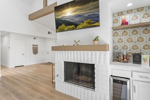 Interior - The Palmer! Monterey Country Club, Hole 6, Resort Amenities! Golf cart included! (Palm Desert)