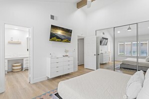 2 Schlafzimmer, Schreibtisch, Bügeleisen/Bügelbrett, Reisekinderbett