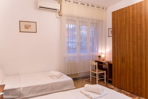 1 bedroom, WiFi, bed sheets