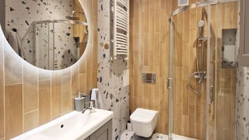 Shower, pengering rambut, handuk, dan sabun