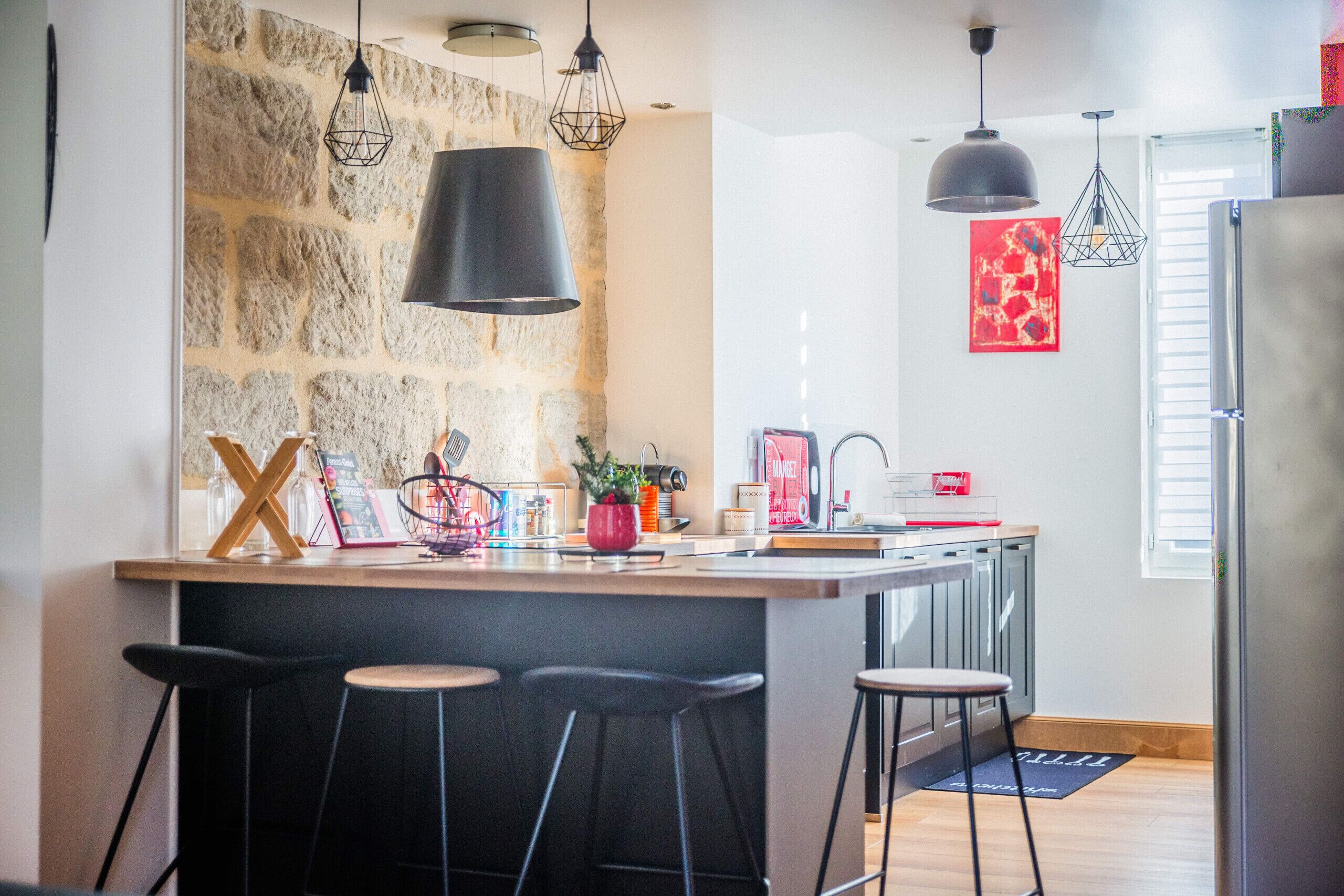 Kühlschrank, Mikrowelle, Wasserkocher mit Kaffee-/Teezubehör