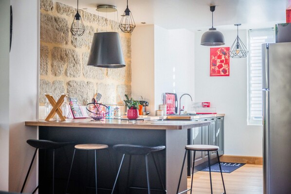 Frigorífico, microondas, cafetera o tetera y hervidor eléctrico