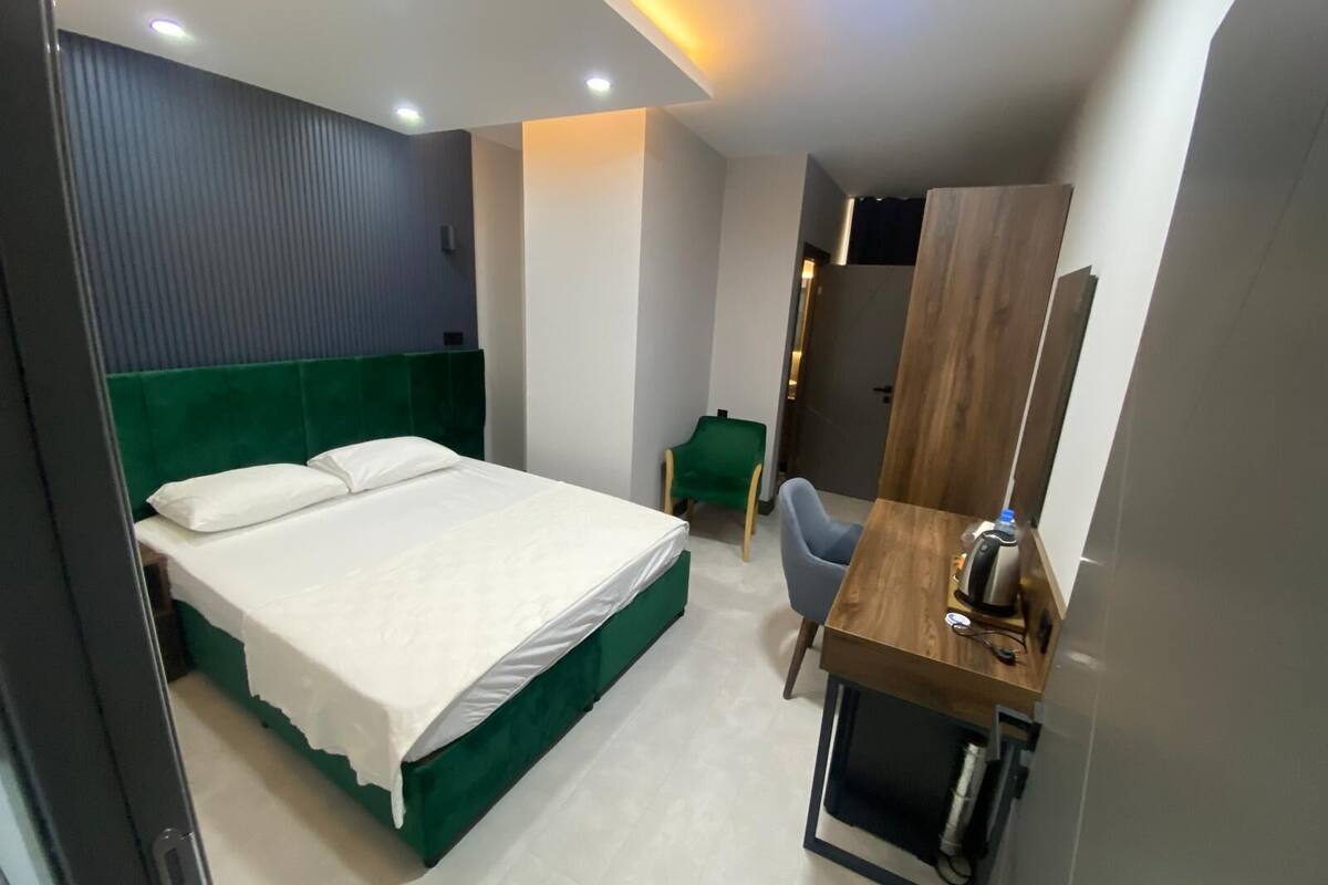 ห้องดีลักซ์ทริปเปิล, 1 ห้องนอน, วิวเมือง | เครื่องนอนป้องกันสารก่อภูมิแพ้, โต๊ะทำงาน, Wi-Fi ฟรี, ผ้าปูที่นอน