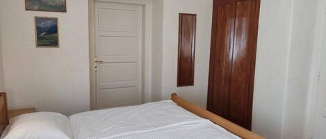 1 bedroom, internet, bed sheets