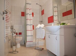 Dusj, hårføner og håndklær