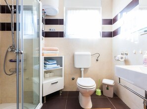 Douche, sèche-cheveux, serviettes fournies