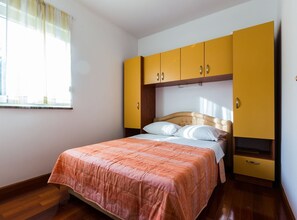 2 عدّة غرف نوم ومكواة/لوح كي وواي فاي وملاءات أسرّة