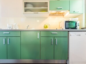 ثلاجة، ميكروويف، موقد طهي مسطح، غسالة أطباق