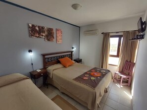 Ensemble douche/baignoire, serviettes fournies, savon, shampoing