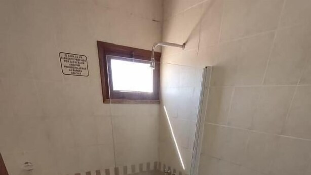 Um banheiro com banheira, chuveiro, bidê e vaso sanitário.