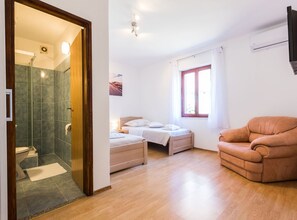Ducha, secador de pelo y toallas