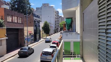 Kolmen hengen perushuone, sekamajoitus, parveke, kaupunkinÀköala | Ilmainen Wi-Fi, vuodevaatteet