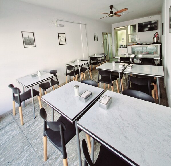 Restaurant - HOTEL RESIDENCIAL CAMACHO (Cordoba)