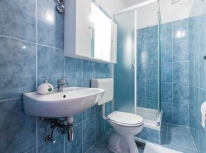 Shower, hair dryer, towels - Charming and Comfortable Rooms Zadar City - Standard Double Room (Zadar)