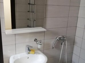 Een douche, een haardroger, handdoeken