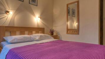 1 bedroom, iron/ironing board, internet, bed sheets