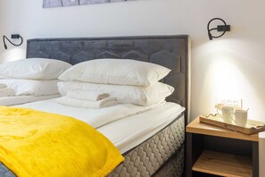 1 bedroom, desk, iron/ironing board, internet - Charming and Elegant Rooms Zadar Historic Center - Classic Double room (Zadar)