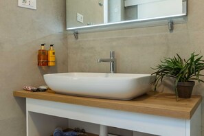 Shower, hair dryer, towels - Charming and Elegant Rooms Zadar Historic Center - Classic Double room (Zadar)