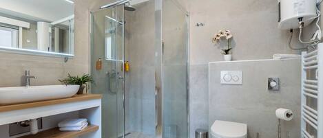 Douche, séchoir à cheveux, serviettes fournies