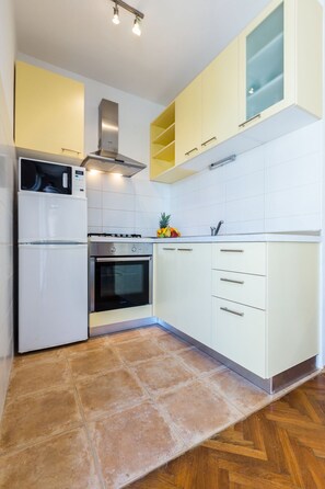 Kühlschrank, Mikrowelle, Herdplatte, Toaster