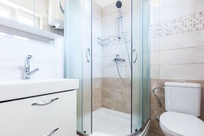 Douche, séchoir à cheveux, serviettes fournies