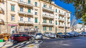 Un edificio de varios pisos con balcones y un cartel que dice "Konoba Bonaca".