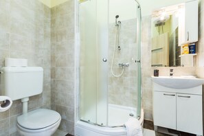 Shower, hair dryer, towels - Charming and Historic Old Town Apartments - Studio Apartment (Zadar)