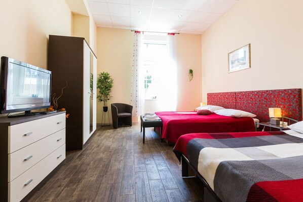 1 habitación, escritorio, tabla de planchar con plancha y wifi