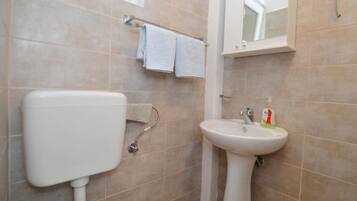 Dusj, hårføner og håndklær